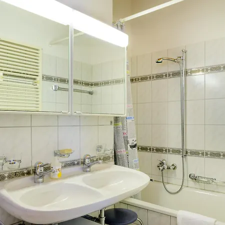 Edelweiss Flora Sura 아파트